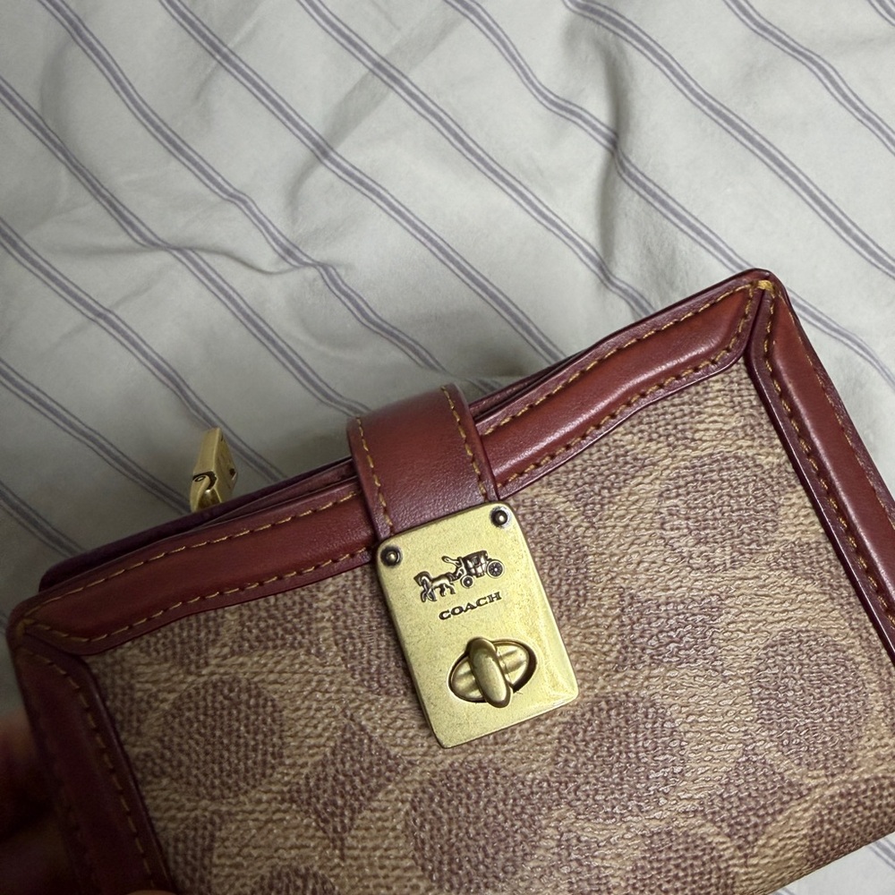 Coach Hutton Wallet In Signature
Canvas Brass / Tan Rust - Picture 4 of 9